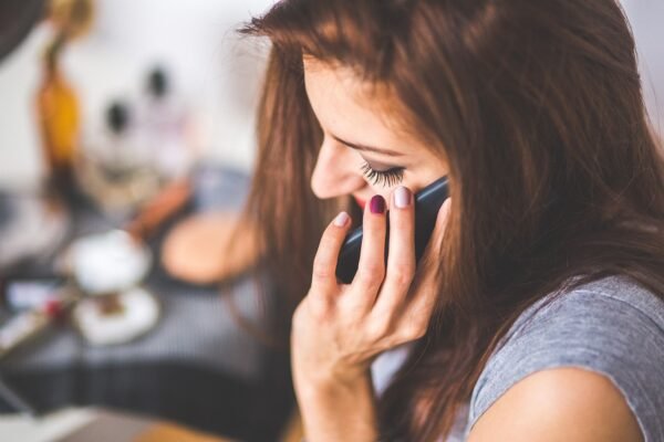 7 Phone Etiquette Rules for Clear and Professional Communication